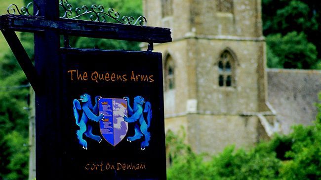 The Queens Arms Poyntington Logo fotoğraf